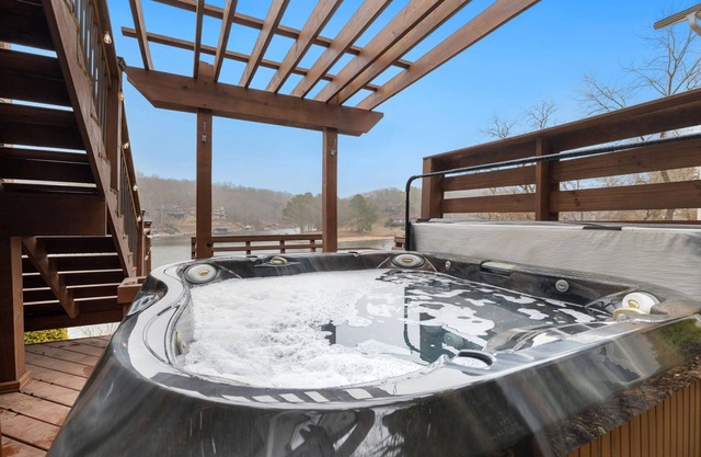 Dock Holiday-Hot Tub-Private Dock & Kayaks