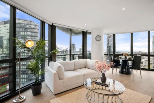 Docklands Waterfront Luxury Views with Pool and Gym