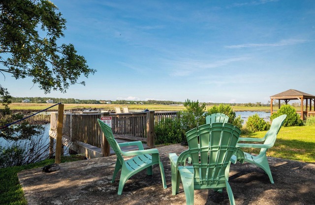 Dockside Paradise: Artsy and Eclectic with Views of Intracoastal Waterway