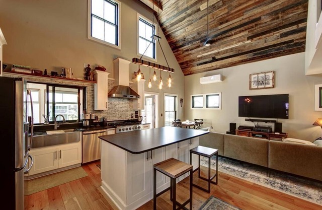 Dockside Retreat - Waterfront home in Oyster Creek