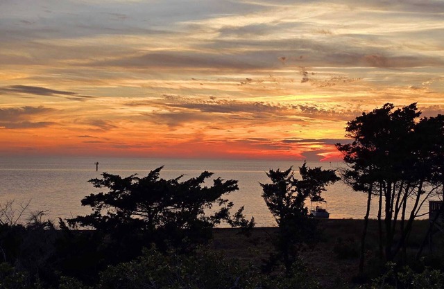 Doctor's Orders/Nostalgic Family Cottage with Views of Pamlico Sound and Sunsets