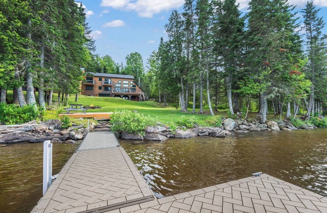Dodge Lodge - Newly renovated home right on Dodge Pond