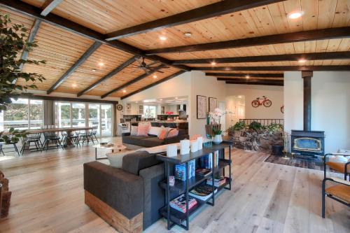 Doe Cabin Hot Tub/Playground/Game Room and more