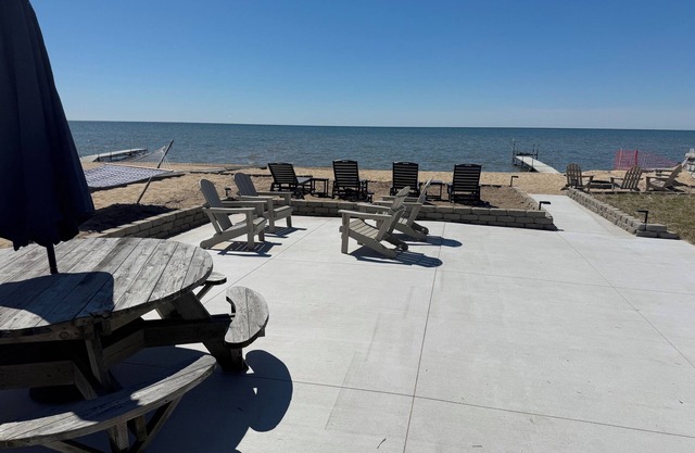 Cozy Beachfront Home - AuGres
