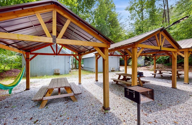 Dog-friendly, cozy cottage retreat offers amazing mountain views
