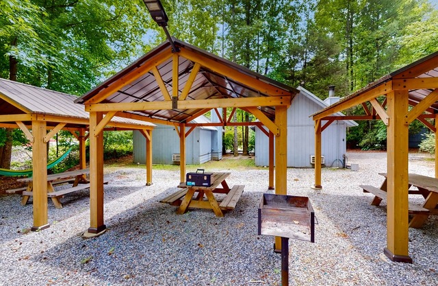 Dog-friendly, cozy cottage w/serene surroundings & amazing mountain views