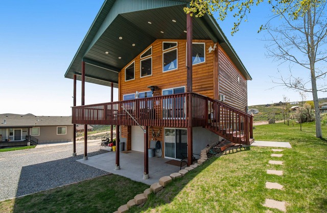 Cabine confortable avec vue sur le lac et terrasse enveloppante - près du golf et du lac aux Ours!