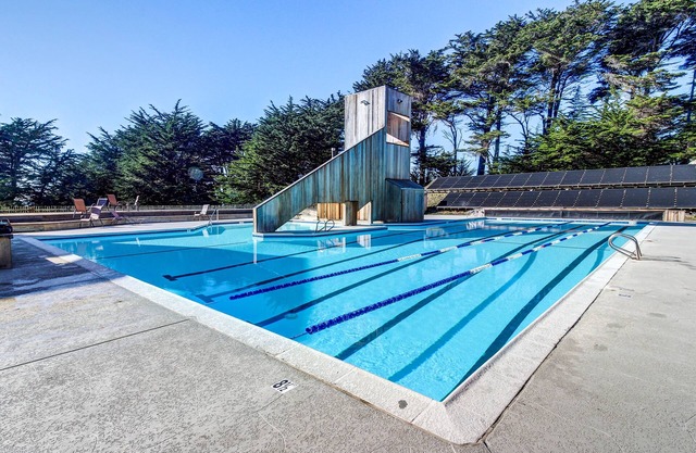 Cabine pour chien avec vue sur l'océan, bain à remous privé et barbecue, et accès aux piscines!