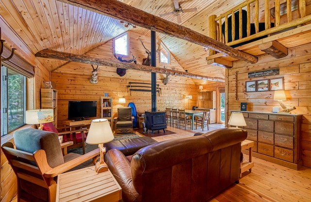Dog-Friendly Cabin w/ Washer/Dryer, WiFi, & Firepit - Steps From the Rio Grande