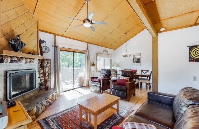 Chalet acceptant les chiens avec piscine commune, bain à remous, cheminée en pierre, près du lac