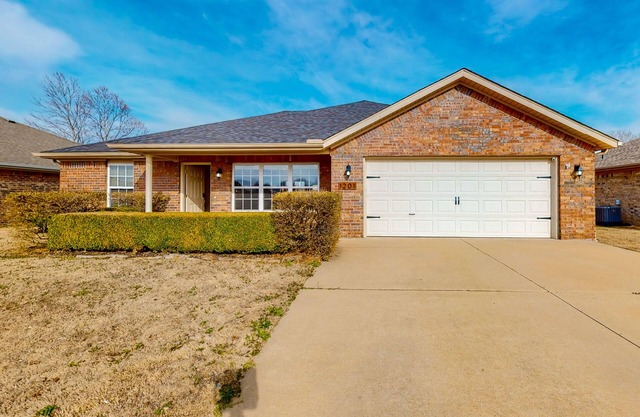 Dog-friendly charmer with an enclosed yard, fireplace, jetted tub, W/D, and AC