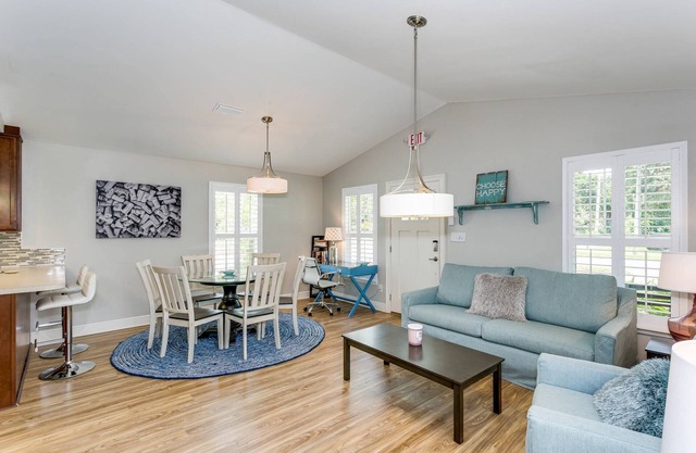 Dog Friendly - Charming Downtown Cottage - Handicap Accessible - Fast WiFi - Off Street Parking