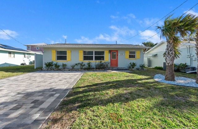 Dog-friendly coastal getaway in Flagler Beach! Walk to the beach!