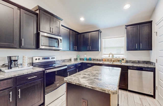 Dog-friendly coastal home w/ yard, near attractions, AC, W/D, WiFi