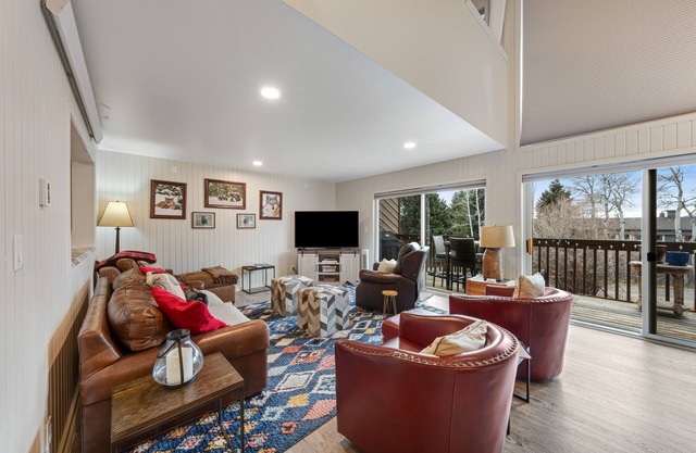 Dog-friendly condo with pool, 3 tennis courts, hot tub, & fireplace