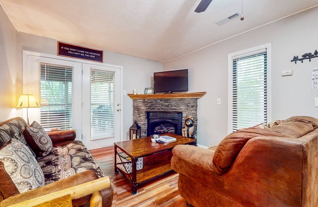Dog-friendly condo w/ hot tub & nature’s serenity +free attraction tickets
