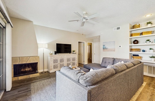 Dog-friendly condo w/shared heated pool, tennis, private W/D, A/C, free WiFi