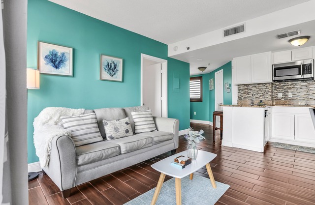 Dog-friendly condo with a kitchenette, AC, pools, hot tubs, tennis, & gym