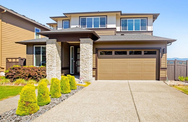 Contemporary retreat with mountain views, deck & home office - dog-friendly