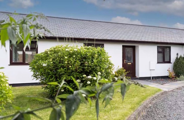 Lovely 3 bed, garden, parking, near the coast