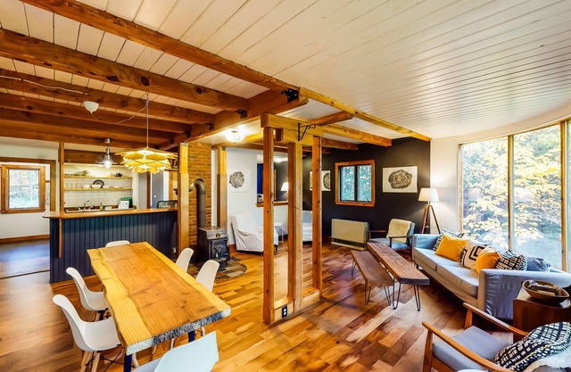 Chalet confortable, adapté aux chiens, près d'un ruisseau avec terrasse meublée et vue sur la forêt
