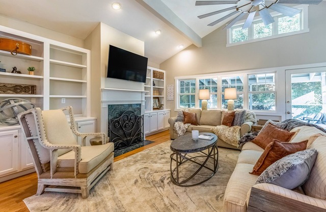Dog-friendly cottage with a game room, washer/dryer, central AC, & gas fireplace