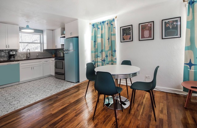 Dog-friendly 3-bedroom cottage w Two-car garage