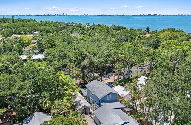 Dog-Friendly, Cozy Cottage, Private Patio, Walk to Bay, Near Downtown