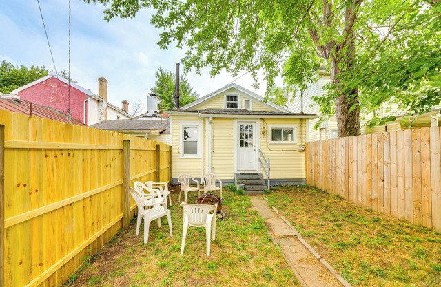 Dog-Friendly Dayton Home: 1 Mi to Downtown!