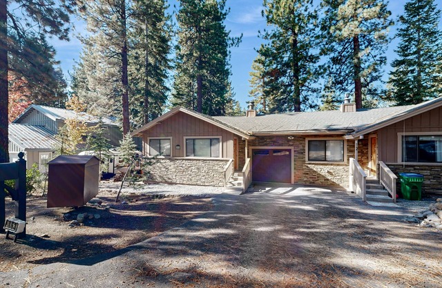 Dog-Friendly Duplex with fireplace, balcony and free internet