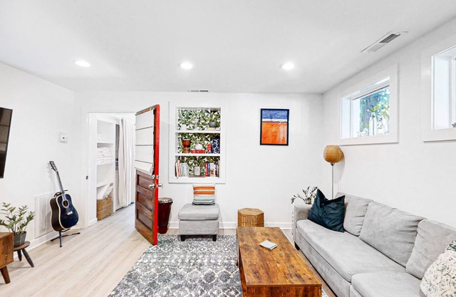 Dog-friendly duplex close to beach with outdoor shower and washer/dryer