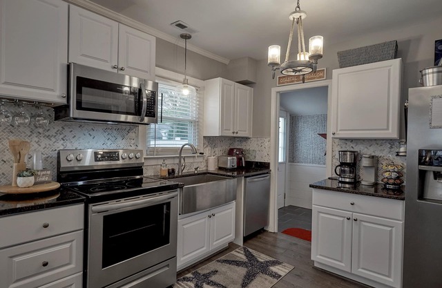 Cheerful 2-bedroom 1+1/2 bathroom dog-friendly cottage 2 blocks from the beach