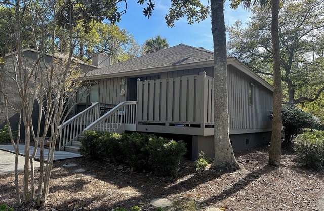 Dog friendly Greenslake Cottage with lagoon view and community pool!