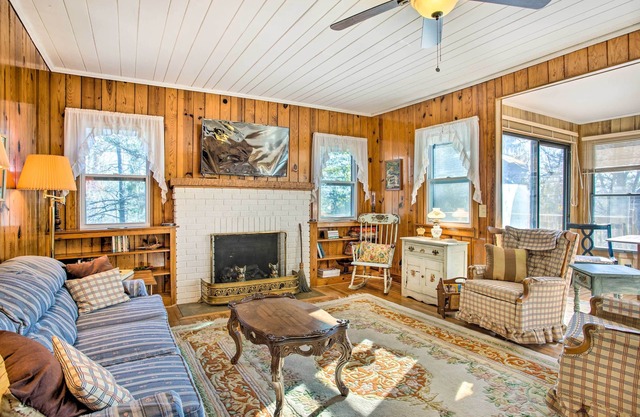 Hendersonville Cabin w / Deck - Près de Asheville!