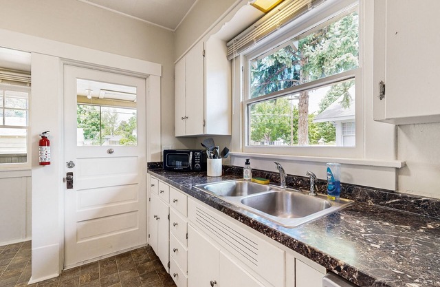 Dog-friendly historic home with WiFi, central AC, and BBQ grill