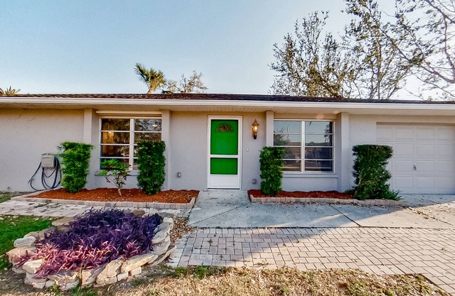 Dog-friendly home with enclosed lanai & washer/dryer - snowbird-friendly