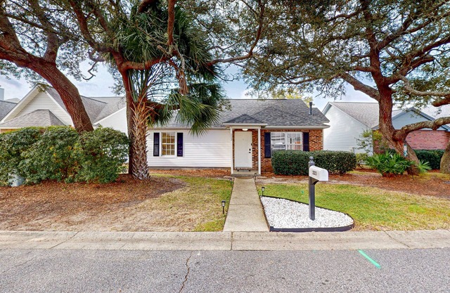 Dog-friendly home near Destin, golf, & sports courts with fireplace, grill, W/D