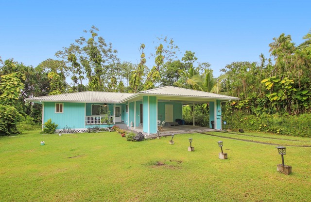 Dog-friendly home near the ocean with lanai, washer/dryer, desk and Free Wifi