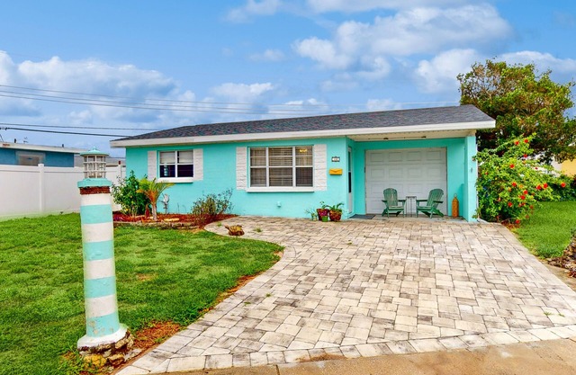 Dog-friendly home with enclosed yard, patio, W/D, & central AC - walk to beach