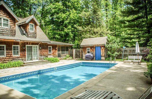 Dog-friendly home w/private heated pool, free WiFi, gas grill, & washer/dryer