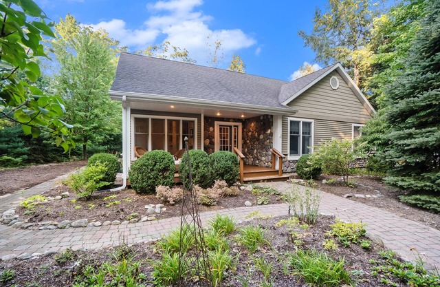 Dog-friendly home with gorgeous garden & decks - stroll to town/the lake