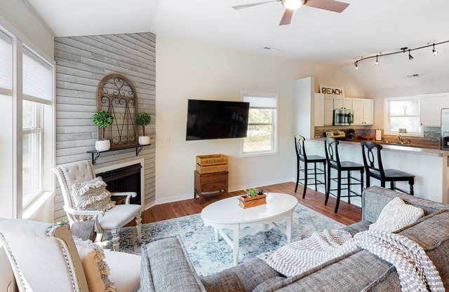 Dog-friendly home with central AC & private washer/dryer - snowbird-friendly
