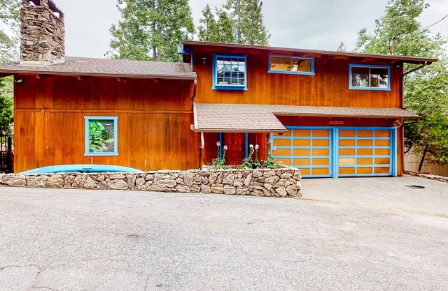 Dog-friendly home with beautiful decks & fireplaces - near the lake/Yosemite