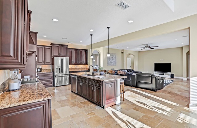 Dog-friendly home with built-in grill, W/D, & community pool - snowbirds OK