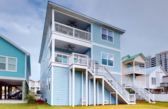 Dog-friendly house near the beach, balconies, washer/dryer, & cable