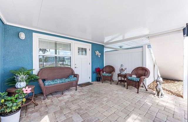 Dog Friendly, Large Heated Pool, Short Walk to Restaurants and Beach!
