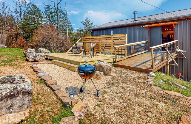 Dog-friendly lakefront studio with a full kitchen, TV, yard, water views