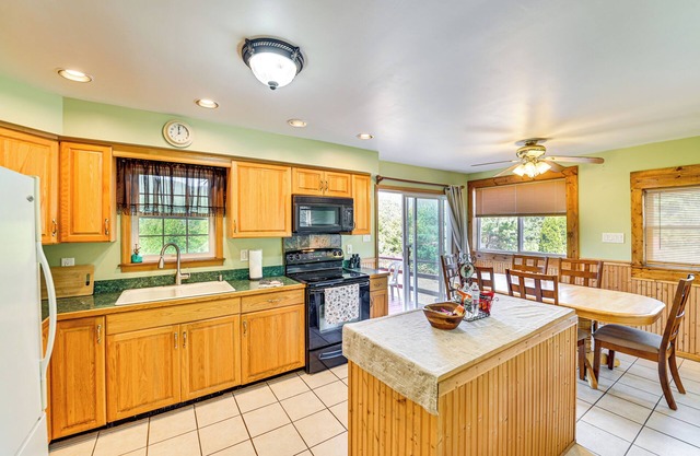 Dog-friendly Lake George Home: 3 Mi to Beach!