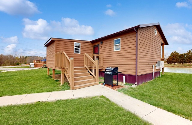 Dog-friendly, lakefront cabin with porch, deck & firepit - near wineries, hiking