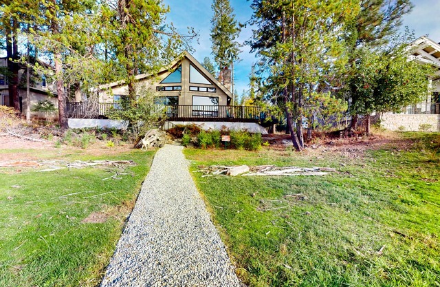 Dog-friendly lakefront cabin with fireplace, lake views, deck, woodstove, & W/D